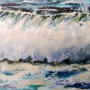 K&ouml;nnte beinhalten: Ein &Ouml;lgem&auml;lde zeigt eine sich brechende Meereswelle. Die Welle hat eine wei&szlig;e Schaumkrone, die mit den tiefen Blau- und Gr&uuml;nt&ouml;nen des Wassers kontrastiert. Das Kunstwerk f&auml;ngt die dynamische Bewegung und Kraft des Meeres ein.
