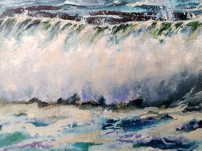 K&ouml;nnte beinhalten: Ein &Ouml;lgem&auml;lde zeigt eine sich brechende Meereswelle. Die Welle hat eine wei&szlig;e Schaumkrone, die mit den tiefen Blau- und Gr&uuml;nt&ouml;nen des Wassers kontrastiert. Das Kunstwerk f&auml;ngt die dynamische Bewegung und Kraft des Meeres ein.