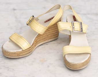 Vintage Prada platform espadrilles sandalen, witte lakleren bandjes, geweven plateauhak, Y2K retro designer schoenen, leren pantoffels