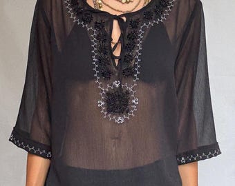 Blusa túnica bohemia transparente negra con bordado