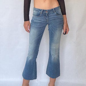 Op de afbeelding: Een set van drie keramische mokken met een gespikkelde, matte afwerking. De mokken zijn in crème, lichtgrijs en donkergrijs. Elke mok heeft een eenvoudig, minimalistisch ontwerp, perfect voor koffie of thee.