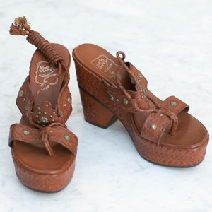 Sandales à plateforme vintage ASH | à talons de créateur des années 2000 | Mules en cuir à clous fleuris de l&#39;an 2000 | Chaussure bohème Bratz