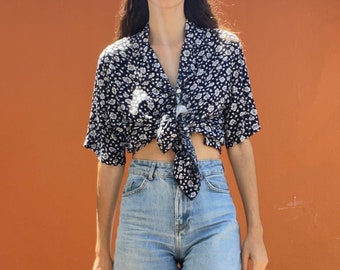 Vintage floral woman blouse, Blue and white cropped summer shirt, Knot tie short sleeve button up top, Cute 70s Feminine button up shirt