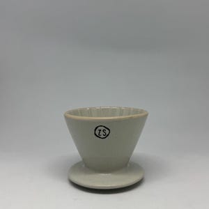 Ceramic pour-over coffee dripper – 250ml capacity – handmade look with ridged interior – beige stoneware – 10cm top – ZS stamped