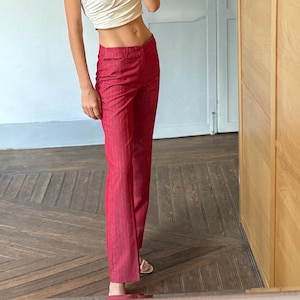 Vintage Nadelstreifen Hose, einzigartige Statement Kleidung, Retro Luxus Hose in rot, elegante 2000er Stil Hose mit hoher Taille ausgestellte Passform, Gr