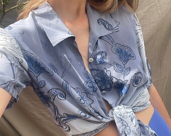 Blusa vintage con estampado floral azul, camisa retro abstracta con botones retro vintage, linda camisa de verano, blusa holgada de gran tamaño de los años 70