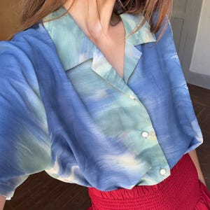 Vintage retro women's blouse, Abstract 70s woman shirt, Cropped summer blouse, Blue tie dye pattern shirt, Colourful flashy top