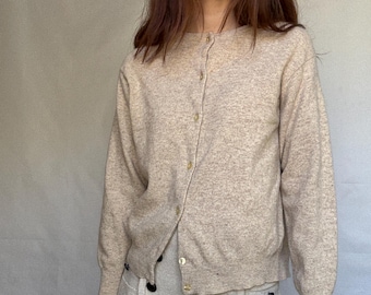 Viriato hellbeige Strickjacke, Lammwollmischung, Knopfleiste, gerippte Bündchen und Saum, Vintage Minimalismus Sofja Richie Grainge, US L