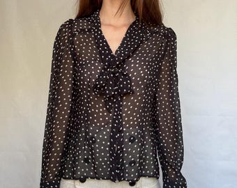 Vintage doorschijnende zwarte blouse met stippen, retro geplooide top uit de jaren 80