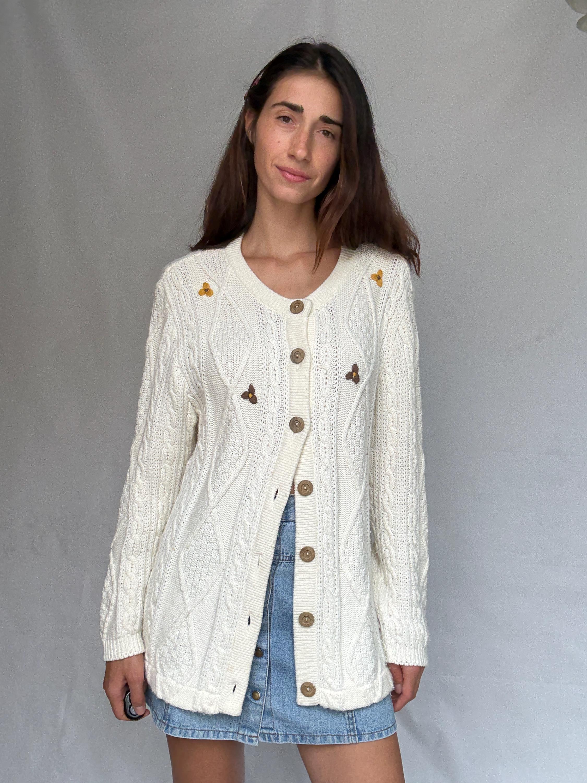 花の刺繍が施されたヴィンテージの白いカーディガン、ウール混紡のジャンパー、コテージコア風のズーイー・デシャネル、US  XL、冬の重ね着にぴったりの着心地 - Etsy 日本, image size:2250x3000