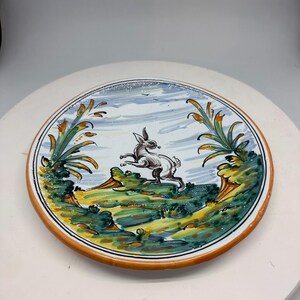 Handbeschilderd keramisch bord met konijn, vintage cottagecore decoratie.
