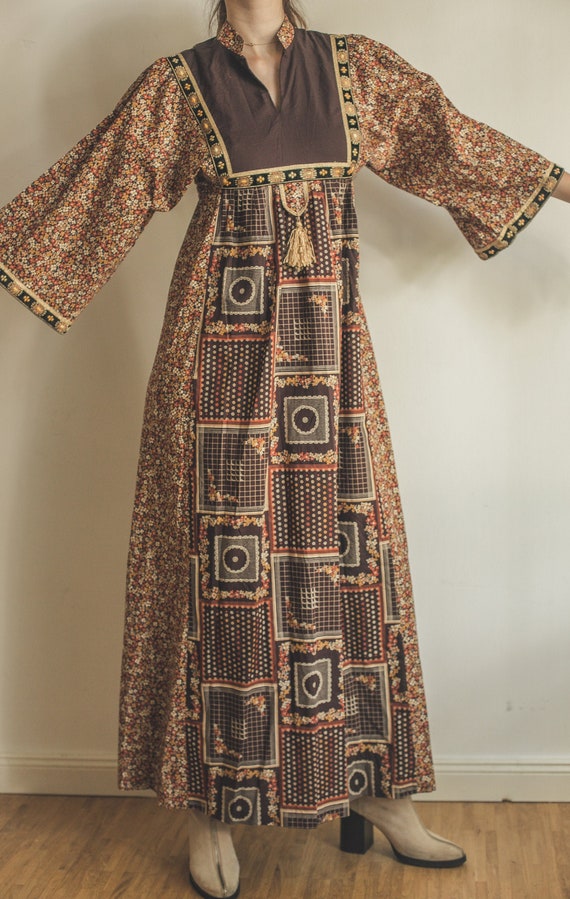 70s maxi dress with fantastic pattern, flower powe