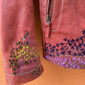Rood leren bikerjack, Hippie boho geborduurd leren jack van Sominemi, Vintage designer jasje afbeelding 8