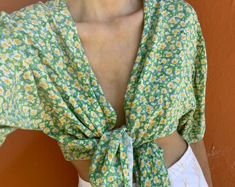 Chemisier boho vintage vert lime, chemisier floral jaune, chemisier d'été, chemise d'été surdimensionnée, haut romantique à nouer décontracté