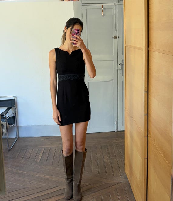 lady sheer dress The Saint Tropezianne up silhouette transitions seamlessly SIZERUN Brown Knit Twisted V-Neck Waist:48