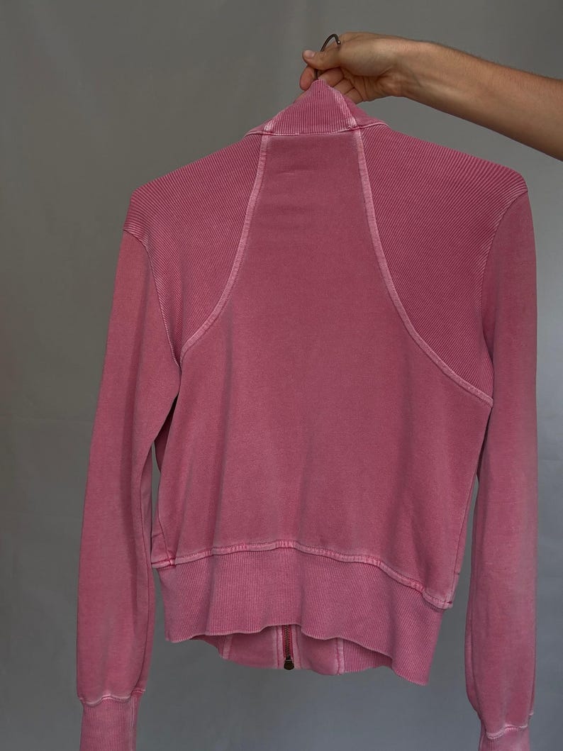 K&ouml;nnte beinhalten: Staubrosafarbene Jacke mit Rei&szlig;verschluss und hohem Kragen. Die R&uuml;ckseite der Jacke hat Rippendetails am oberen R&uuml;cken und an den unteren &Auml;rmeln. Die Jacke hat einen durchgehenden Rei&szlig;verschluss und gerippte B&uuml;ndchen und Saum.