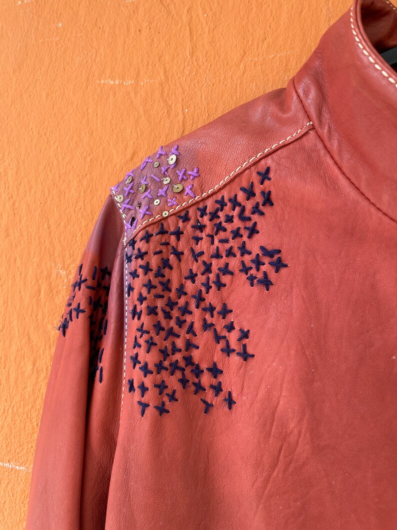 Rote Leder Bikerjacke, Hippie Boho bestickte Lederjacke von Sominemi, Vintage Designerjacke Bild 7