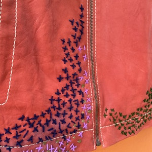 Rood leren bikerjack, Hippie boho geborduurd leren jack van Sominemi, Vintage designer jasje afbeelding 6