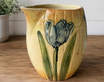 Jarra Roseville Early Ware Blue Tulip, c. 1910-1916, estilo Arts & Crafts.