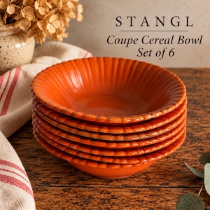 Könnte beinhalten: Ein Set aus sechs orangefarbenen Stangl-Müslischalen mit geripptem, gewelltem Randdesign. Der Text STANGL Coupe Cereal Bowl Set of 6 ist in der oberen rechten Ecke des Bildes zu sehen und identifiziert das Keramikgeschirr.