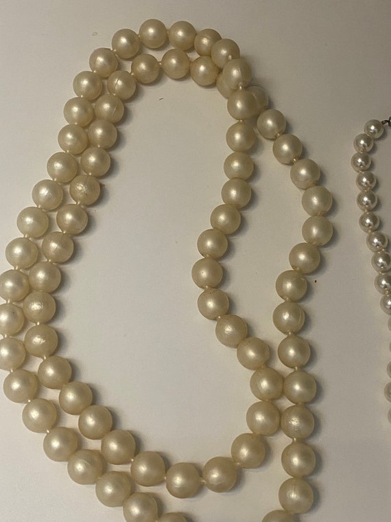 Vintage lot of 7 pearl and metal beaded necklaces - image 9