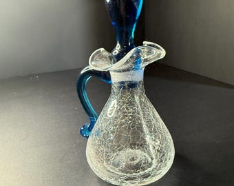 Decantador de vidrio soplado a mano vintage con efecto craquelado, tapón y asa azul cobalto, botella de vidrio artístico de estudio, vidrio decorativo de 16,5 cm.