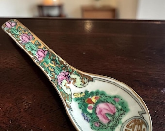 Vintage chinesische Shou Famille Rose Porzellan Suppenlöffel made in China handbemalt 14,5 cm