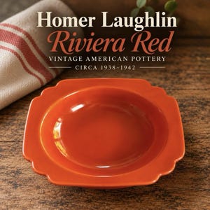Könnte beinhalten: Eine quadratische rote Keramikschale mit gewellten Rändern. Der Text darüber lautet: Homer Laughlin Riviera Red, VINTAGE AMERICAN POTTERY, CIRCA 1938-1942. Die Schale hat eine glatte, glänzende Oberfläche und ein tiefes, rundes Becken.