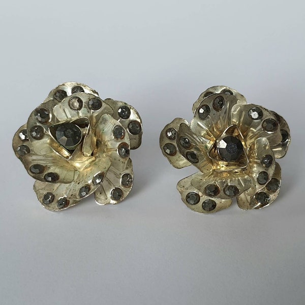 Boucle d'oreilles dormeuses  fleurs ton argent et strass