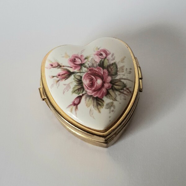 Petite boîte vintage coeur décor roses