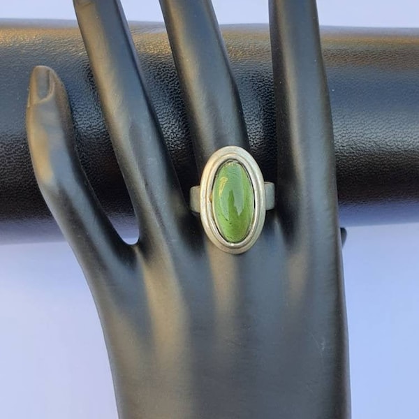 Bague vintage ovale cabochon vert