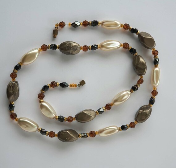 Vintage necklace amber brown and mother-of-pearl - image 5