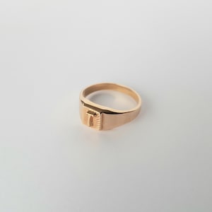 Anillo tipo sello con letra T talla 52