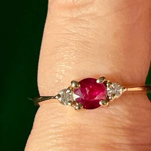 ヴィンテージ 14カラット ルビー ダイヤモンド トリロジー エンゲージリング、0.50カラット ルビー (2g)