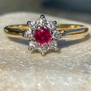 Pierścionek zaręczynowy Daisy z 18-karatowym rubinem i diamentem, rozmiar N, Wielka Brytania, 1990 r. (3,1 g)