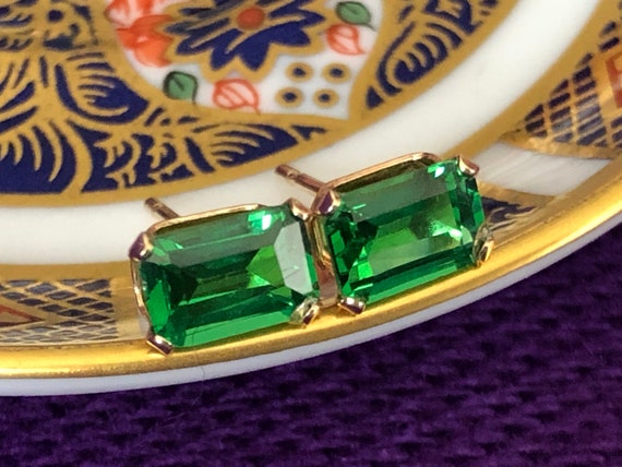 Vintage 9ct green stone stud earrings, 9ct solid g