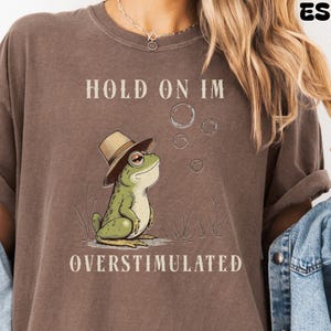 Overstimulated Frog T-Shirt Retro Fun Froggy Meme Shirt Vintage Frog And Toad Aesthetic Frog Lover Gift For Her Birthday Viral Trendy Shirt