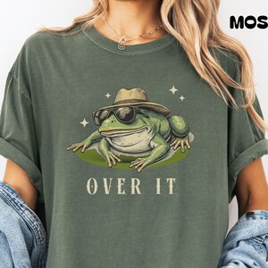 Funny Frog T-Shirt Retro Vibes Froggy Meme Shirt Vintage Frog And Toad Aesthetic Frog Lover Gift For Her Birthday Viral Trendy Shirt