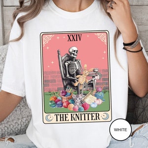 Knitter tarotkaart comfort kleuren T-shirt, The Knitter tarotkaart shirt, cadeau voor Knitter Tee moeder oma, breien, garen minnaar Knitters cadeau