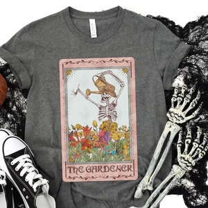 La camiseta de la carta del tarot del jardinero, la camiseta del esqueleto, la camiseta de la cabaña botánica de Witchy, la camiseta del amante de la planta de la carta del tarot, el festival de otoño de Halloween