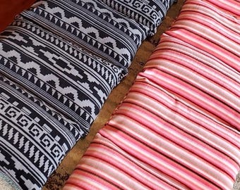 Cama con almohadas (5 o 6 almohadas)