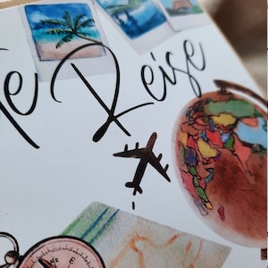 K&ouml;nnte beinhalten: Eine wei&szlig;e Karte mit Aquarellillustrationen eines Globus, eines Kompasses und drei Reisefotos im Polaroid-Stil. Der Text "e Reise" ist in schwarzer Schreibschrift gedruckt, erg&auml;nzt durch ein kleines schwarzes Flugzeugsymbol mit Flugroute.