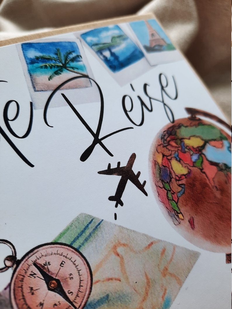 K&ouml;nnte beinhalten: Eine wei&szlig;e Karte mit Aquarellillustrationen eines Globus, eines Kompasses und drei Reisefotos im Polaroid-Stil. Der Text "e Reise" ist in schwarzer Schreibschrift gedruckt, erg&auml;nzt durch ein kleines schwarzes Flugzeugsymbol mit Flugroute.
