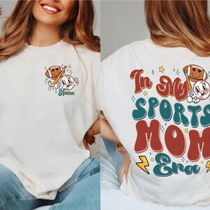 Peronalized In My Sports Mom Era Shirt Game day Sport Mama Shirt Cool Mom Club Shirt Mother's Day Gift Gift For Mom afbeelding 2