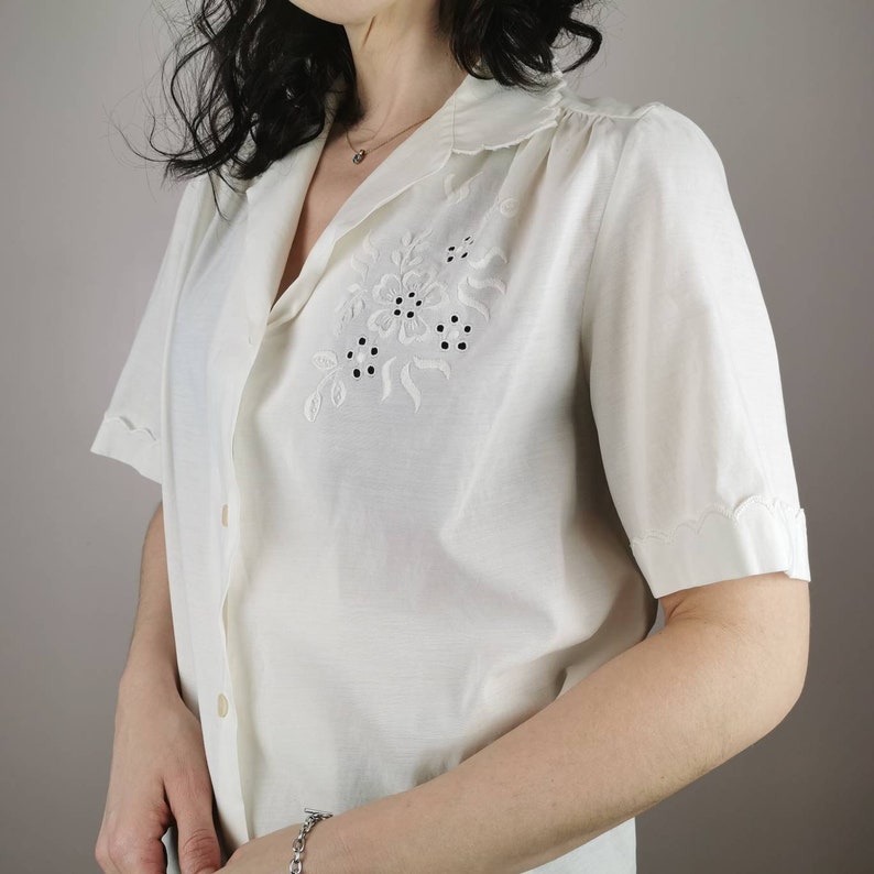 women/'s vintage shirt 60s cottage core embroidered top Large vintage white floral button up blouse