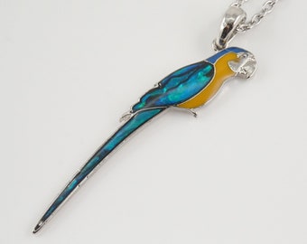 Colar com pingente de arara azul e dourada com concha incrustada, joia de papagaio, ave tropical, feito à mão na Austrália, longo e fino.