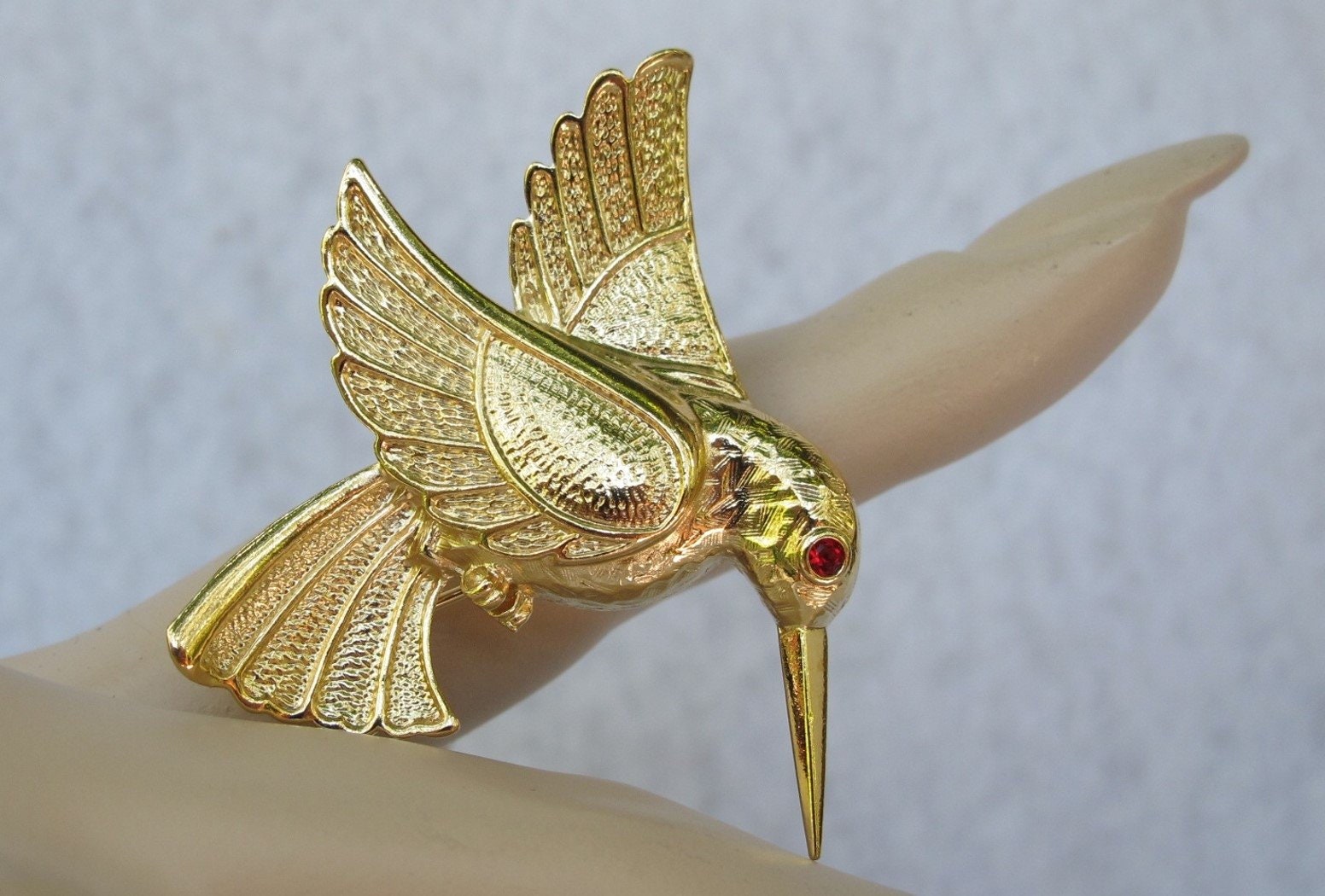Hummingbird in Flight Brooch