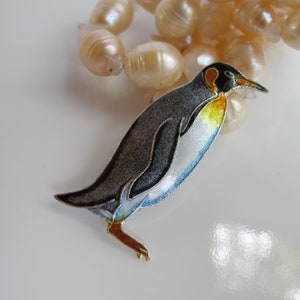 スターリングと七宝焼きのキングペンギンのブローチ、北極の動物、鳥のピン、クリスマスジュエリー、ペンギンギフト、鳥愛好家