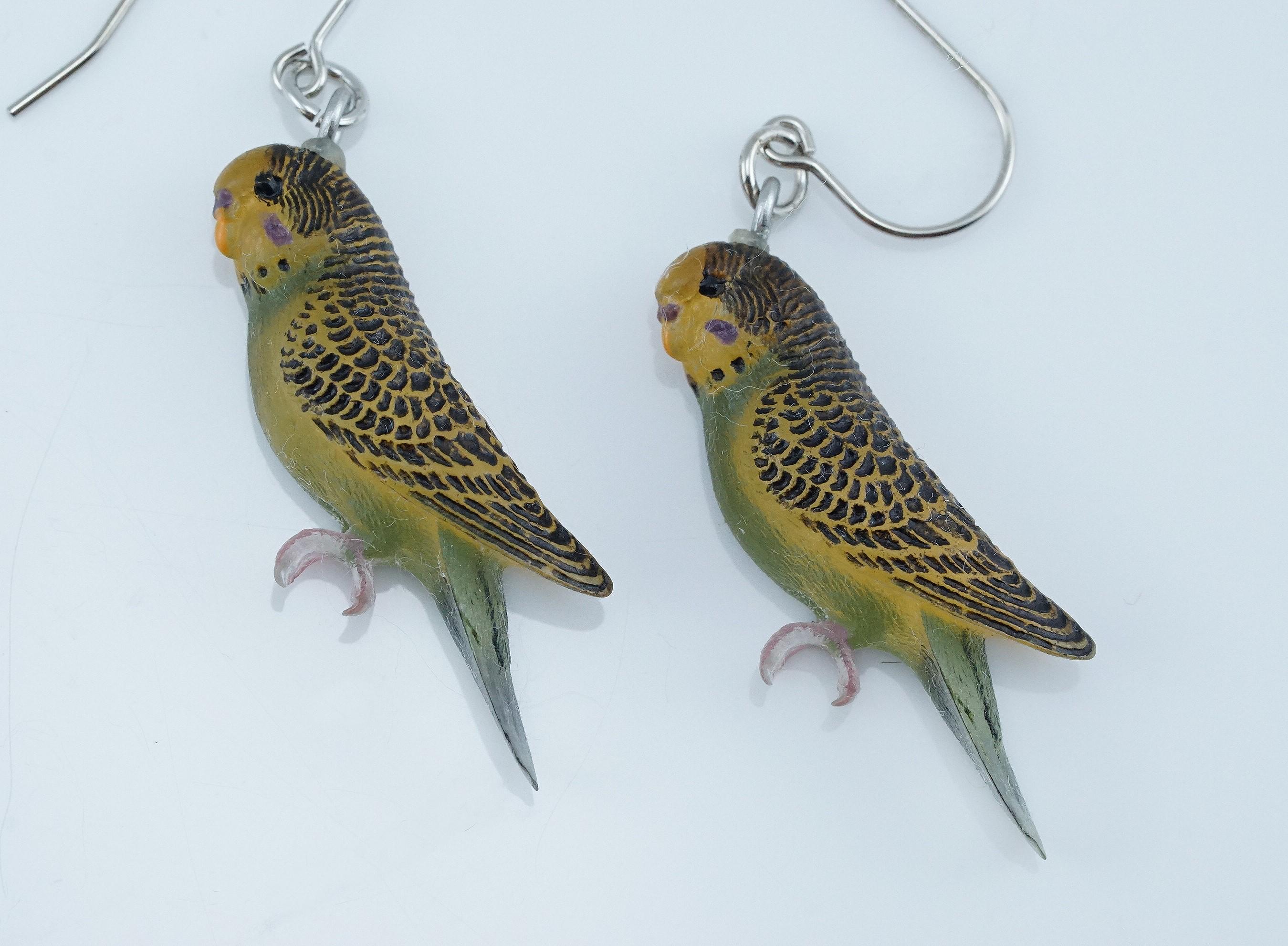 緑と黄色のセキセイインコのイヤリング。手作り、塗装済み。樹脂製