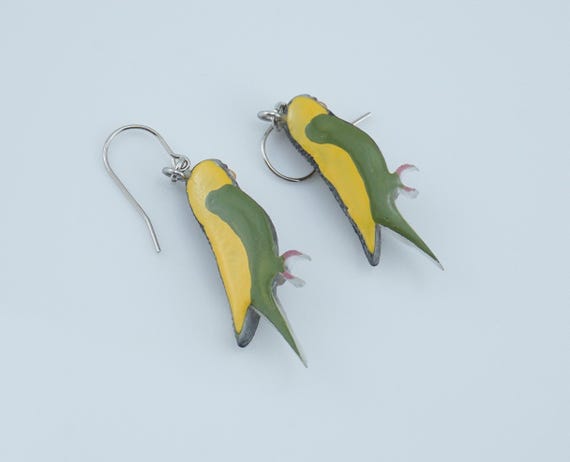 緑と黄色のセキセイインコのイヤリング。手作り、塗装済み。樹脂製